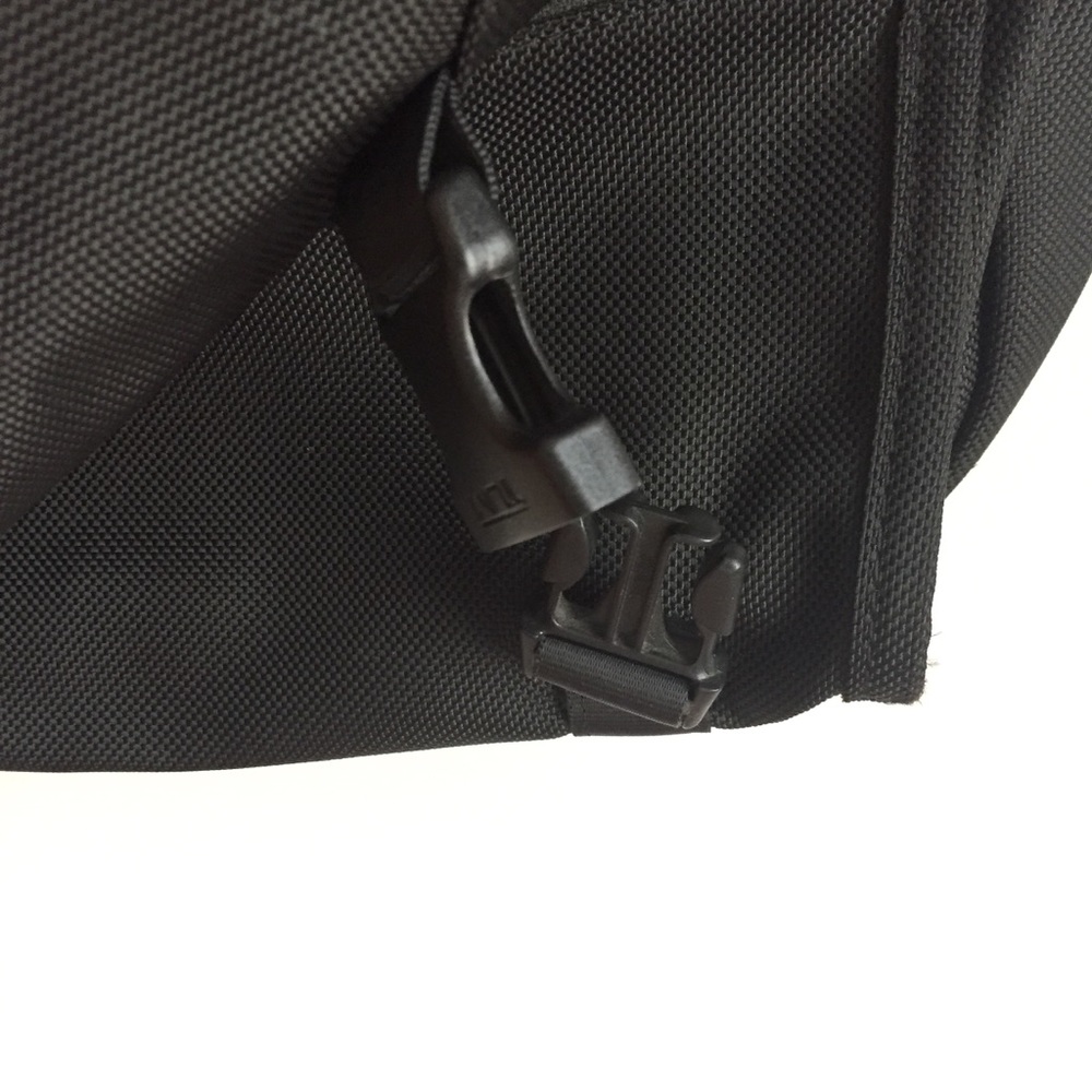 TUMI Messenger Style Laptop Bag - Picture 4 of 5